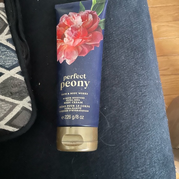 Lily and green tea Shea body cream - Picture 5 of 10